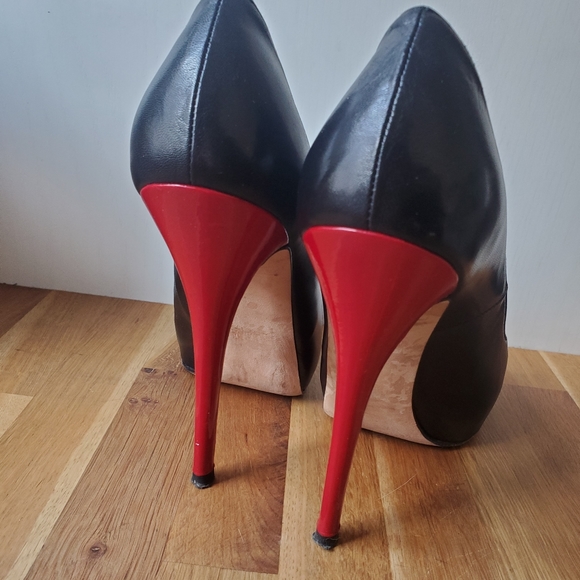 Stuart Weitzman Leather Heels - Picture 2 of 7